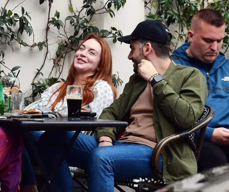 Lindsay Lohan je glumica i pop pjevačica koja je glumila u filmu &quot;Mean Girls&quot; te u mnogim drugima, postala je magnet za tabloide otkako je stekla status slavne osobe početkom 2000-ih. O njezinim ispadima i skandalima priča se i dan danas...