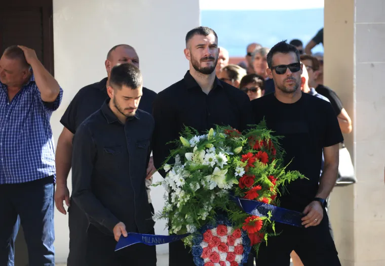 Posljednji ispraćaj Milana Livaje u Kaštelima: Na sprovod Livajinog oca došli i njegovi suigrači iz Hajduka