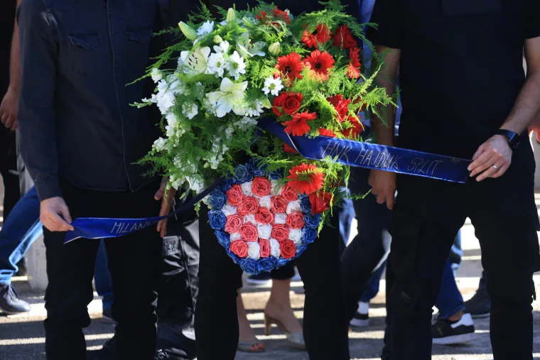 Posljednji ispraćaj Milana Livaje u Ka&scaron;telima: Na sprovod Livajinog oca do&scaron;li i njegovi suigrači iz Hajduka
