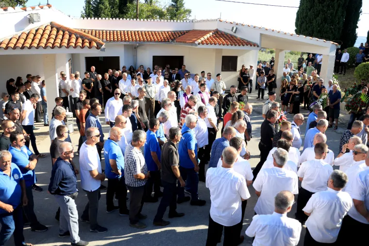 Posljednji ispraćaj Milana Livaje u Ka&scaron;telima: Na sprovod Livajinog oca do&scaron;li i njegovi suigrači iz Hajduka