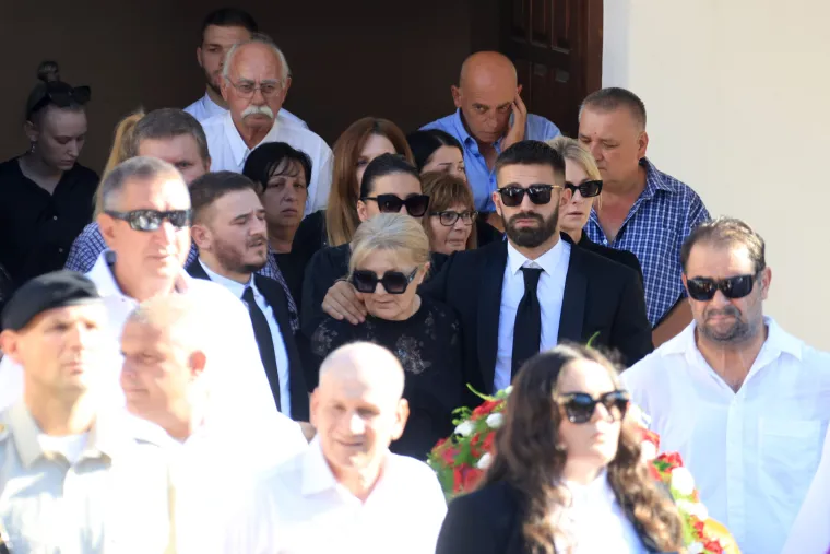 Posljednji ispraćaj Milana Livaje u Ka&scaron;telima: Na sprovod Livajinog oca do&scaron;li i njegovi suigrači iz Hajduka