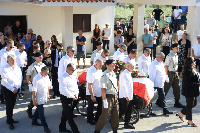 Posljednji ispraćaj Milana Livaje u Ka&scaron;telima: Na sprovod Livajinog oca do&scaron;li i njegovi suigrači iz Hajduka