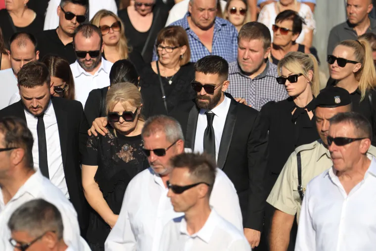 Posljednji ispraćaj Milana Livaje u Ka&scaron;telima: Na sprovod Livajinog oca do&scaron;li i njegovi suigrači iz Hajduka