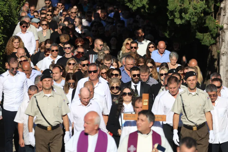 Posljednji ispraćaj Milana Livaje u Ka&scaron;telima: Na sprovod Livajinog oca do&scaron;li i njegovi suigrači iz Hajduka