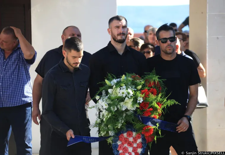Velika tuga na pogrebu Livajinog oca u Kaštel Lukšiću: Mnogi mu došli iskazati poštovanje; Kolona je bila nepregledna, a praznina u srcu pregolema