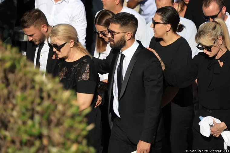Velika tuga na pogrebu Livajinog oca u Kaštel Lukšiću: Mnogi mu došli iskazati poštovanje; Kolona je bila nepregledna, a praznina u srcu pregolema