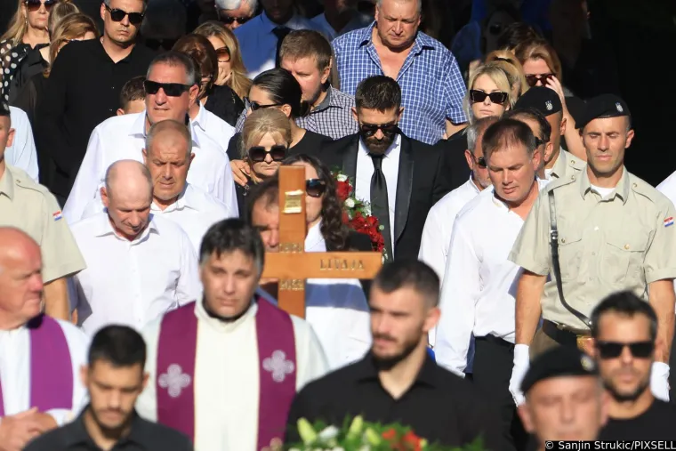 Velika tuga na pogrebu Livajinog oca u Kaštel Lukšiću: Mnogi mu došli iskazati poštovanje; Kolona je bila nepregledna, a praznina u srcu pregolema