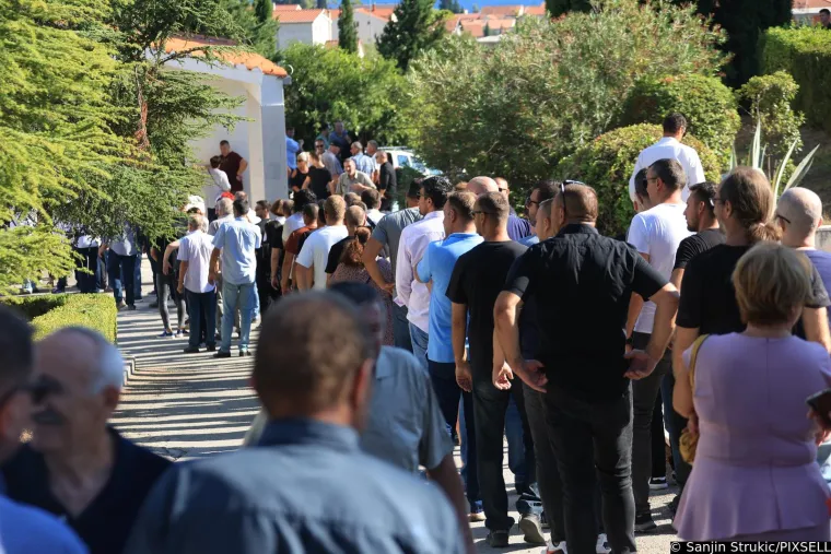 Velika tuga na pogrebu Livajinog oca u Kaštel Lukšiću: Mnogi mu došli iskazati poštovanje; Kolona je bila nepregledna, a praznina u srcu pregolema