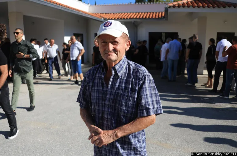 Velika tuga na pogrebu Livajinog oca u Kaštel Lukšiću: Mnogi mu došli iskazati poštovanje; Kolona je bila nepregledna, a praznina u srcu pregolema