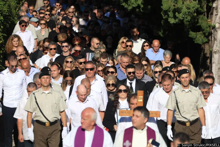 Velika tuga na pogrebu Livajinog oca u Ka&scaron;tel Luk&scaron;iću: Mnogi mu do&scaron;li iskazati po&scaron;tovanje; Kolona je bila nepregledna, a praznina u srcu pregolema