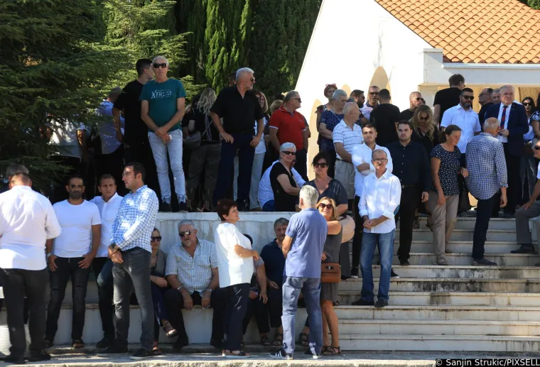 Velika tuga na pogrebu Livajinog oca u Ka&scaron;tel Luk&scaron;iću: Mnogi mu do&scaron;li iskazati po&scaron;tovanje; Kolona je bila nepregledna, a praznina u srcu pregolema