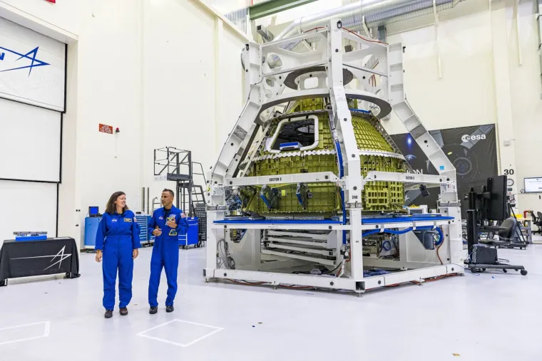 Kapsula Orion ima simuliranu tročlanu posadu - jednu mušku i dvije ženske lutke - opremljene senzorima za mjerenje razine radijacije i drugih stresova koje bi astronauti doživjeli.