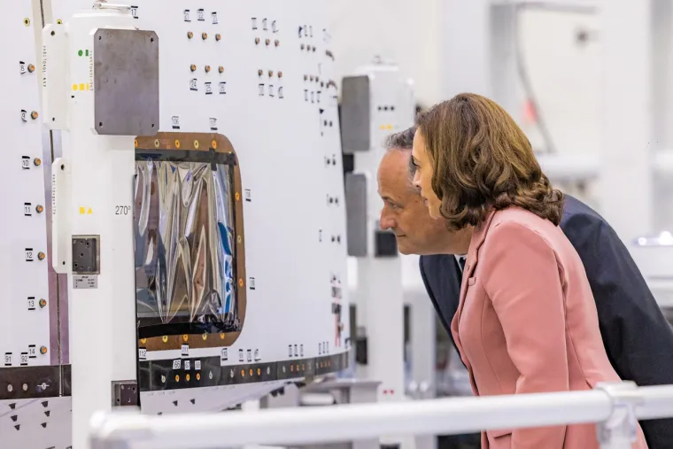 Dvanaest astronauta hodalo je po Mjesecu tijekom šest misija Apollo s ljudskom posadom od 1969. do 1972., jedinih svemirskih letova koji su do sada poslali ljude na površinu Mjeseca.