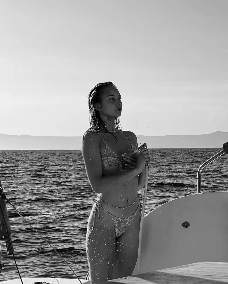 Naime, Särkkä je u središte javnosti dospjela ovoga srpnja kada je i snimila fotografiju u rezidenciji finske premijerke na kojoj se dvije žene ljube, držeći natpis &quot;Finska&quot;, koji inače stoji u uredu premijerke. Influencerica se ispričala zbog te fotografije, a Marin je objasnila kako do snimke nije trebalo doći te da se to dogodilo za vrijeme zabave koju je organizirala tijekom godišnjeg odmora...