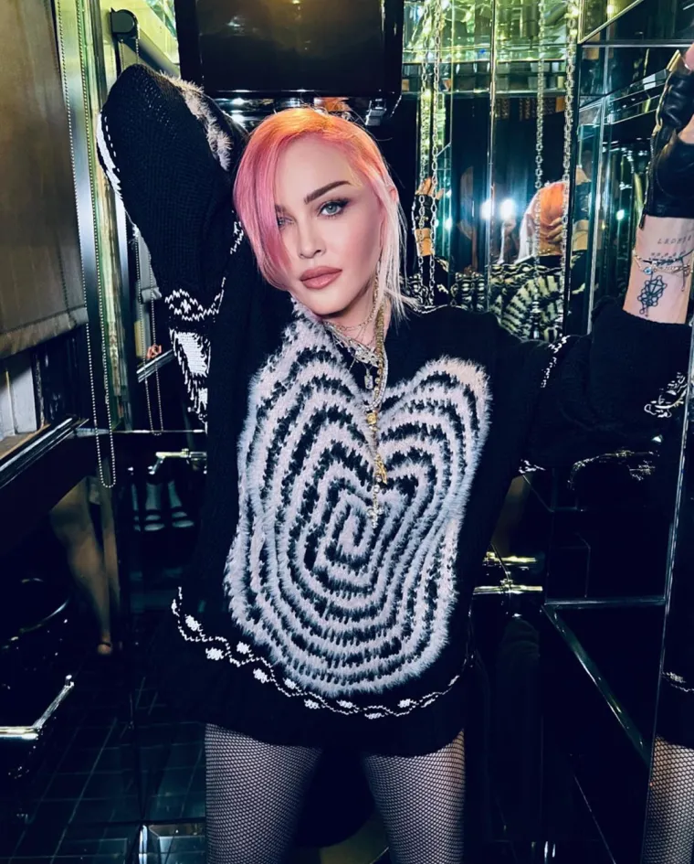 Nego, da se vratimo na njezin brak s Guyem Richiejem, 2015. je za The Sun pjevačica otkrila što to nije štimalo u njihovom braku. &quot;Ponekad sam se osjećala zatvoreno. Nije mi bilo dopušteno da budem ono što jesam. Moraš pronaći nekoga tko prihvaća ono što jesi i kome je to ugodno&quot;, istaknula je Madonna koja je kasnije priznala da je bolje da ju je &quot;pregazio vlak&quot; nego da se udala za njega.