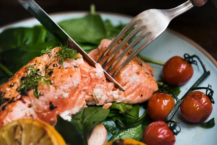 2. Losos i druge masne ribe: Masna riba je odličan izvor omega-3 masti, koje imaju važne prednosti za zdravlje srca. Ove masti mogu pomoći u snižavanju razine krvnog tlaka smanjenjem upale i razine spojeva koja sužavaju krvne žile zvanih oksilipini. Istraživanja su povezala veći unos masne ribe bogate omega-3 sa smanjenjem krvnog tlaka.
