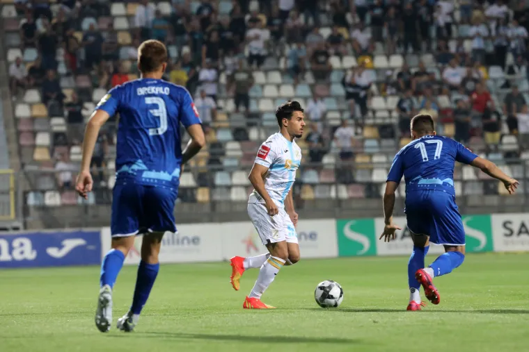 Nais Djouahra (1,5 milijuna eura) - Pristigao na Rujevicu iz Real Sociedada za 750 tisuća eura. Iako primarno igra na poziciji krila, mi smo ga stavili na poziciju  lijevog veznog budući da je najviše vrijedi po Transfermarktu. Djeluje kao najbolja opcija, a pokazao je da ima odličan dribling.