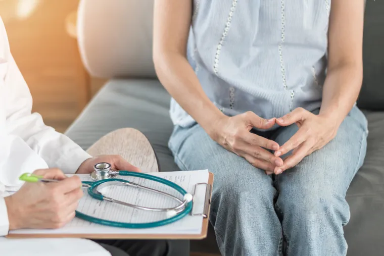 &quot;Kada se tumor proširi u stranu, odnosno na zid maternice, može protiskati mokraćni kanal nerve, limfne sisteme, tada se javlja bol, nekad i otok jedne noge, a nerijetko i leđa jače bole. Ovaj simptom se ne svrstava u rane znake raka, ali prilično jasno pokazuje na prisustvo ozbiljnog zdravstvenog problema.