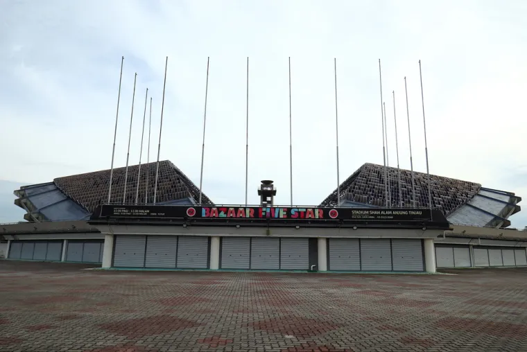 Dom je Selangor F.C-a poznatog još pod nadimkom Red Giants (Crveni divovi). Zanimljivo je spomenuti kako i Shah Alam već godinama muči muku s renovacijom kao i njegov stariji, splitski brat. Više puta su izrađivani planovi no od obnove ništa nije bilo, jer se nisu uspjela osigurati financijska sredstva. 