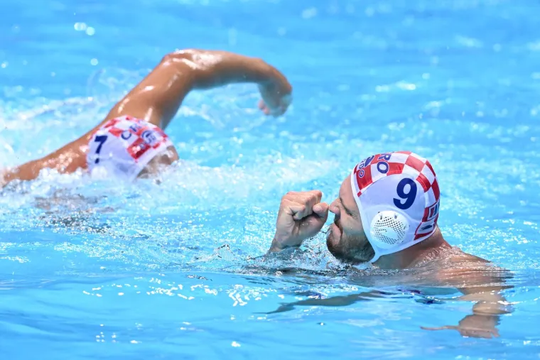 U istom su ritmu hrvatski reprezentativci nastavili igrati i u zadnjoj četvrtini. Obrana na čelu s Markom Bijačom je funkcionirala besprijekorno, tako da su Francuzi ostali bez pogotka od 22. do 31. minute. Za to vrijeme je Hrvatska s jo&scaron; dva pogotka Luke Bukića i jednim Harkova oti&scaron;la na velikih sedam golova prednosti (12-5).

U petak, 2. rujna, od 20.30 sati, hrvatske vaterpoliste čeka utakmica za prvo mjesto u skupini protiv Grčke koja je u drugom kolu sa 25-6 lakoćom svladala autsajdera Maltu. Bit će to prilika za uzvrat Grcima za poraz u utakmici za broncu na Svjetskom prvenstvu u Budimpe&scaron;ti.