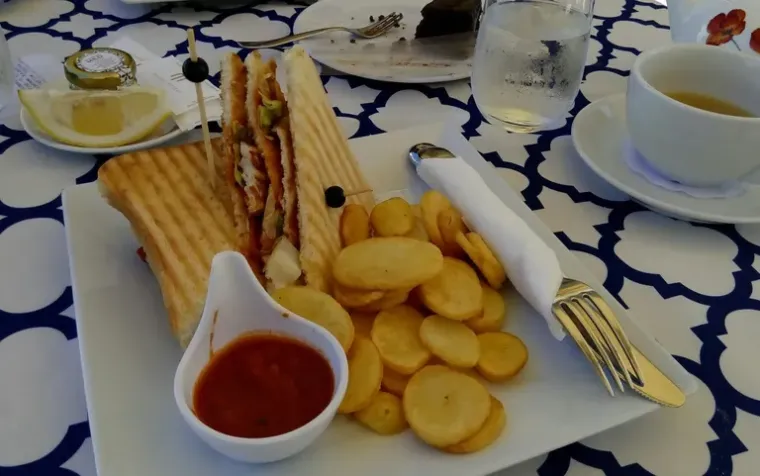 2. Sendvič od 120 kuna. Račun iz opatijske Kavane Wagner podijelio je hrvatsku javnost. Naime, gost je ostao neugodno iznenađen kada je za dva club sendviča pureća prsa, dva kroasana &scaron;unka sir, kroasan s čokoladom, dva cappucina, gaziranu vodu, coca colu i sok od jabuke morao iske&scaron;irati 517 kuna. U oči je posebno upala cijena sendviča koji ko&scaron;ta 120 kuna. Iz kavane Wagner hr odgovaraju na kritike da je riječ o hotelu s 5 zvijezdica. "Sandwich koji je na&scaron; cjenjeni gost naručio bio je Club Sandwich s puretinom na žaru i dollar chips. Cijenu naravno određuje i postavlja kvaliteta usluge, mjesto usluge, te namirnice koje se nalaze u istom, kao i porez na dodanu vrijednost od 25 posto koji znatno utječe na formiranje cijene", stoji u odgovoru.