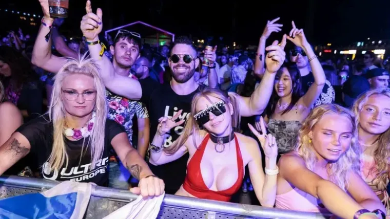 4. Cijene paketa s tri kondoma u kiosku u splitskom Parku mladeži gdje se održavala Ultra kretale su se u rasponu od 110 do 180 kuna. Prodavačice obja&scaron;njavaju da su "organizatori odredili cijene svih artikala"."Kondomi nam uopće ne idu, ni jedan se nije prodao. IIi se ne seksaju ili ne paze", rekla je za Slobodnu Dalmaciju jedna trafikantica. Cijena upaljača je 36 kuna, ali se ne smiju unijeti u prostor gdje se održava festival. Pola litre piva ko&scaron;ta 60 kuna, a bočica vode od pola litre 36 kuna.