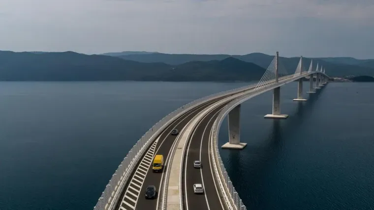 5. 26. srpnja konačno je svečano otvoren Pelje&scaron;ki most čime je cijela Hrvatska konačno spojena. Cjelodnevni svečani program koji se odvijao s obje strane mosta, na odmori&scaron;tima Brijesta i Komarna, zavr&scaron;io je izvedbom "Himne slobodi" i velikim vatrometom, nakon čega je uslijedilo svečano otvaranje 2404 metra dugačkog zdanja. Tijekom vatrometa mostom su pro&scaron;la i dva automobila hrvatske proizvodnje - "Nevera" Mate Rimca i automobil koji "gradi" proslavljeni automobilistički as Niko Pulić, sve uz pucnjavu Dubrovačkih trombunjera i zvonjavu svih crkvenih zvona u Dubrovačkoj biskupiji. Mjesec dana od otvaranja sve osim Neuma brujalo je od turizma, a nekretnine su planule. "Cijene novogradnja pokraj mora dosežu i 4500 eura po četvornome metru. Traže se nekretnine koje su dobro pozicionirane, a njih je vrlo malo", rekao je Dario Cocorović iz agencije "Korčula Projekti" za Dubrovački vjesnik.