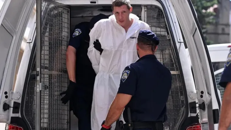 8. Du&scaron;ko Tanasković (28) iz Kragujevca uhićen je zbog sumnje da je ispred popularnog kluba na plaži Zrće na Pagu u četvrtak ujutro, oko 6 sati, ubio 38-godi&scaron;njeg Gorana Vlaovića Goru, pripadnika &scaron;kaljarskog klana iz Herceg Novog, dok je ovaj s prijateljima izlazio iz kluba. Sve se odigralo pred očima Vlaovićeve djevojke Dragane Banić, srpske manekenke poznate po sudjelovanju u tamo&scaron;njem reality showu "Parovi" i ranijim vezama s poznatim nogometa&scaron;ima. Vlaović je iza&scaron;ao iz noćnog kluba u dru&scaron;tvu devojke i prijatelja, a tada mu je ubojica pri&scaron;ao s leđa i ispalio hitac u glavu. Događaj su snimile nadzorne kamere, a na snimci se vidi kako je ubojica pucao u Vlaovića i pobjegao, ali potom jo&scaron; jednom dotrčao do njega, sve pred očima dvadesetak svjedoka. 