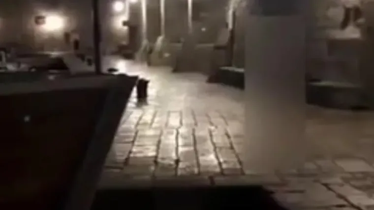 9. Dubrovnik je ovog ljeta, čini se, postao seks destinacija. Nakon &scaron;to je u srpnju hrvatske portale obi&scaron;la snimka kratkog i žestokog seksa iz Dubrovnika, odnosno video nekoga mladog para &scaron;to se zaigrao na Peskariji, za taj vatreni klinč zainteresirali su se i brojni svjetski mediji. Zapis su prenijeli pojedini austrijski, njemački, britanski i američki portali, a New York Post video je predstavio uz naslov: "Igre stenjanja, par uhvaćen kako se seksa u Kraljevu grudobranu" (misli se, dakako, na činjenicu da je Dubrovnik poslužio kao idealno okruženje za seriju Igra prijestolja). Drugi par seksao se na Komardi, a snimke su stizale i s terase jedne poznate dubrovačke pizzerije nadomak zidina. Sve se odvijalo na stolu pizzerije uz nazočnost nadzornih kamera.