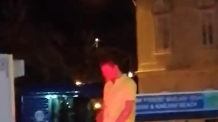 10. Poznata radijska voditeljica Edita Lučić Jelić snimila je mu&scaron;karca koji se sinoć "olak&scaron;ao" u fontani na splitskoj Rivi te video objavila na Facebooku uz komentar: "Pi&scaron;ate li ovako i u svojoj zemlji? Imate li imalo srama? Ljudi moji..do kada ćemo ovo trpit? Policijoooo di ste?", napisala je, a objavu su komentirali i njezini pratitelji.