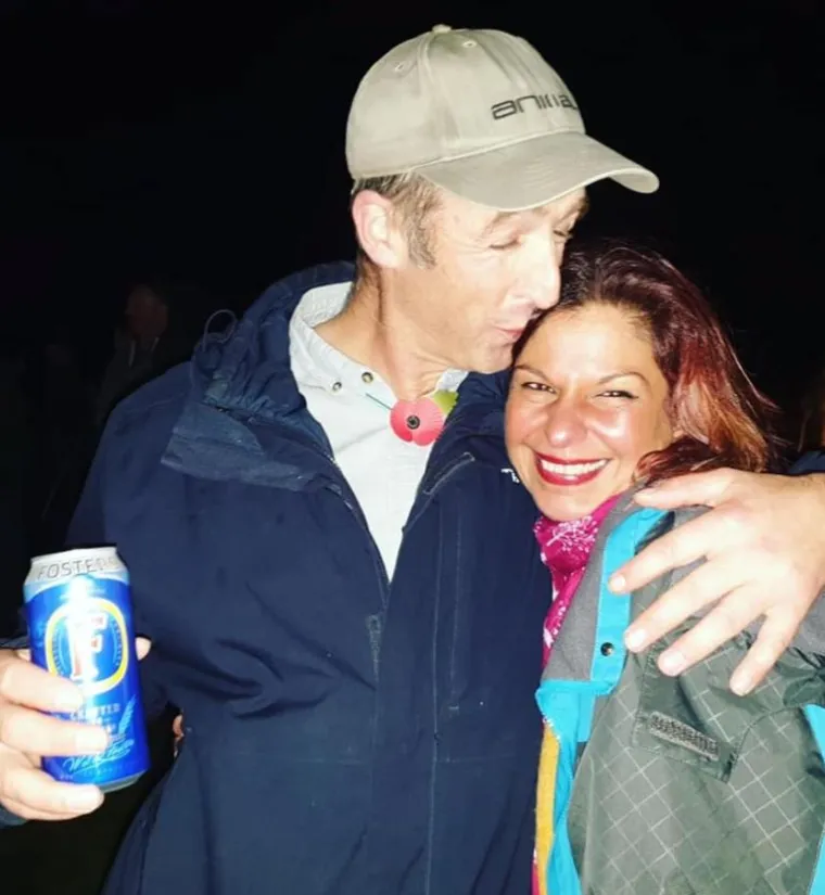 "Ali kad se moja prijateljica udala 2004., htjela je uložiti novac u svoj život sa svojim mužem pa smo je prodali. Gledajući unatrag, to mi je vjerojatno bilo najveće žaljenje. Da, dobila sam lijep pau&scaron;al, ali tada nisam razmi&scaron;ljala o budućnosti. Umjesto toga, koristila sam ga za plaćanje bolničkih računa kad sam dobila svoje dvije kćeri i uložila u mamin posao. Jo&scaron; uvijek sam radila i dobila sam dobar posao kao izvr&scaron;ni asistent. Nisam uopće razmi&scaron;ljala o tome da, budući da ne radim za britansku tvrtku, vi&scaron;e ne plaćam nacionalno osiguranje i stoga ne pridonosim svojoj mirovini i budućoj financijskoj stabilnosti", objasnila je.