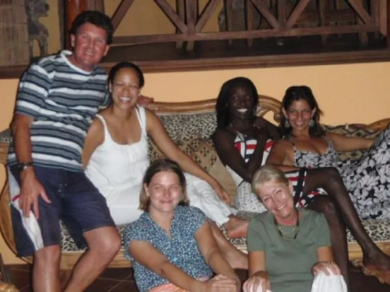 "Ostali smo u Keniji 15 godina, dok moja kći Ronja nije dobila stipendiju za privatnu &scaron;kolu u Dorsetu 2016. Ona je prva oti&scaron;la, a kad se brzo sna&scaron;la, Maja i ja smo do&scaron;le godinu poslije. Bilo je to stvarno te&scaron;ko vrijeme. Imala sam dobar posao u Keniji i pretpostavljala sam da ću ovdje moći naći sličan, ali zaglavila sam. Nisam mogla naći posao bez stalne adrese, ali nisam mogla nigdje osigurati život bez posla", dodala je.