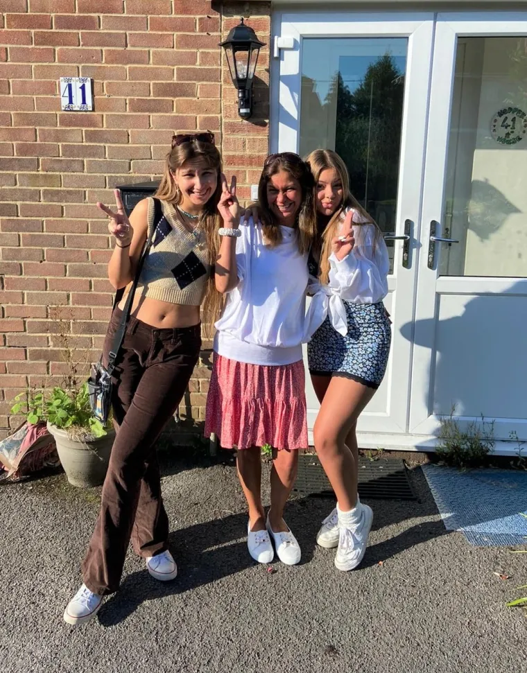 "Zavr&scaron;ili smo u AirBnB-u i ja sam dobila posao prodavačice s minimalnom plaćom. Za nas troje to nije bilo ni približno dovoljno pa sam dobila i večernji posao u pubu. Kad sam na kraju prona&scaron;la nekretninu za iznajmljivanje, stanodavac je tražio najamninu za sedam i pol mjeseci unaprijed. To je očistilo ostatak moje u&scaron;teđevine, ali barem smo imali sigurno mjesto za život", nastavila je Cecilia.