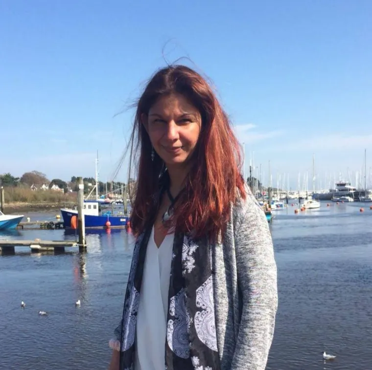 "Nakon 15 mjeseci na&scaron;la sam honorarni posao u marketingu i odnosima s javno&scaron;ću, ali to nije bilo ni približno dovoljno da pokrijem sve na&scaron;e tro&scaron;kove. I dalje sam morala nastaviti svoj posao u pubu, a na slobodan dan počela sam raditi kao čistačica. Bilo je užasno iscrpljujuće, ali trebao nam je novac. Moja je u&scaron;teđevina ostala prazna jer sam sav vi&scaron;ak novca koji sam imala, poslala svojoj mami da joj pomognem preživjeti u Keniji", objasnila je.