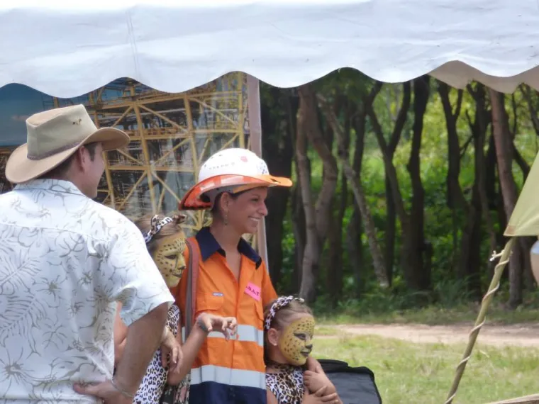 Zatim je nastavila: "Onda me početkom ove godine jedna od tvrtki za zapo&scaron;ljavanje, Working Wise, zamolila da ispunim anketu o mirovinama, imam li je, znam li kolike doprinose plaćamo ja i moj poslodavac itd. Kad sam počela ispunjavati odgovore, shvatila sam da nikad prije nisam razmi&scaron;ljala o svojoj mirovini. Uvijek sam zami&scaron;ljala da ću otići u mirovinu sa 60 godina, ali nikad nisam razmi&scaron;ljala o tome kako bih si to mogla priu&scaron;titi i sad kad sam razmi&scaron;ljala o tome, bilo me strah."