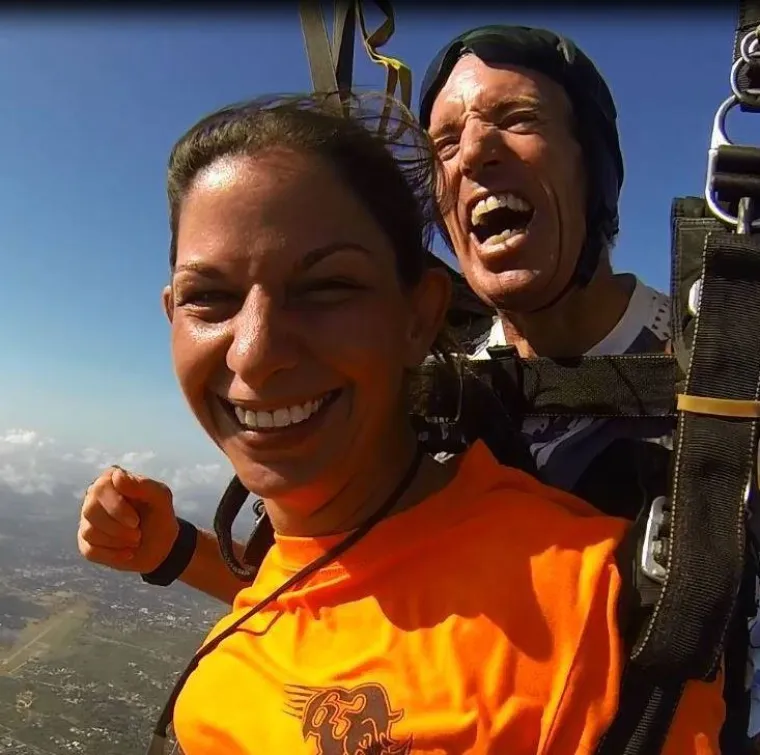 "Djecu o proračunu treba učiti u &scaron;koli. Kada dobijete karticu nacionalnog osiguranja sa 16 godina, trebalo bi vam biti rečeno na &scaron;to će ići va&scaron;i doprinosi. Ljudi bi trebali znati pitati o mirovinama na razgovorima za posao. Već sam počela razgovarati sa svojim kćerima o budućnosti i savjetovala sam Ronji da sada počne &scaron;tedjeti za svoju budućnost, čak i da stavlja pet funti (43 kune) tjedno na ISA ili račun s visokim kamatama. Ne mogu im dopustiti da čine iste gre&scaron;ke kao ja", zaključila je.