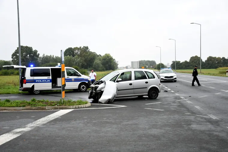 Kr&scaron; i lom kod Bjelovara! Kamion sletio na livadu, a automobil s totalnom &scaron;tetom se zarotirao po cesti