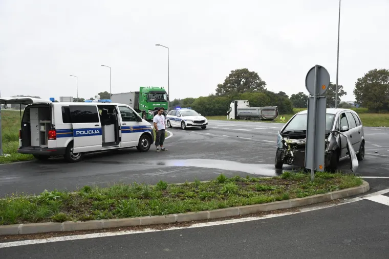 Kr&scaron; i lom kod Bjelovara! Kamion sletio na livadu, a automobil s totalnom &scaron;tetom se zarotirao po cesti