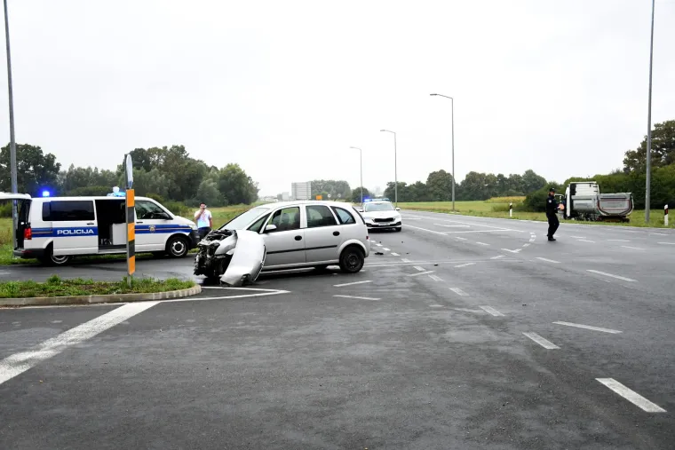 Kr&scaron; i lom kod Bjelovara! Kamion sletio na livadu, a automobil s totalnom &scaron;tetom se zarotirao po cesti