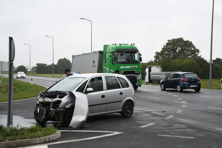 Kr&scaron; i lom kod Bjelovara! Kamion sletio na livadu, a automobil s totalnom &scaron;tetom se zarotirao po cesti