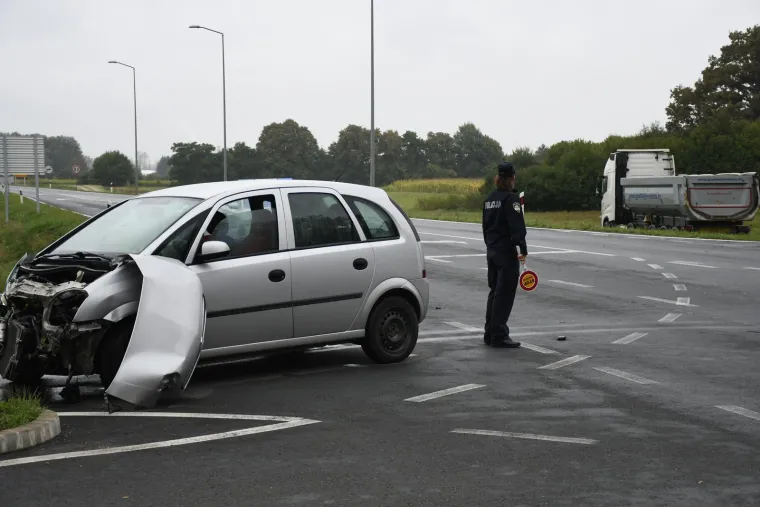 Kr&scaron; i lom kod Bjelovara! Kamion sletio na livadu, a automobil s totalnom &scaron;tetom se zarotirao po cesti