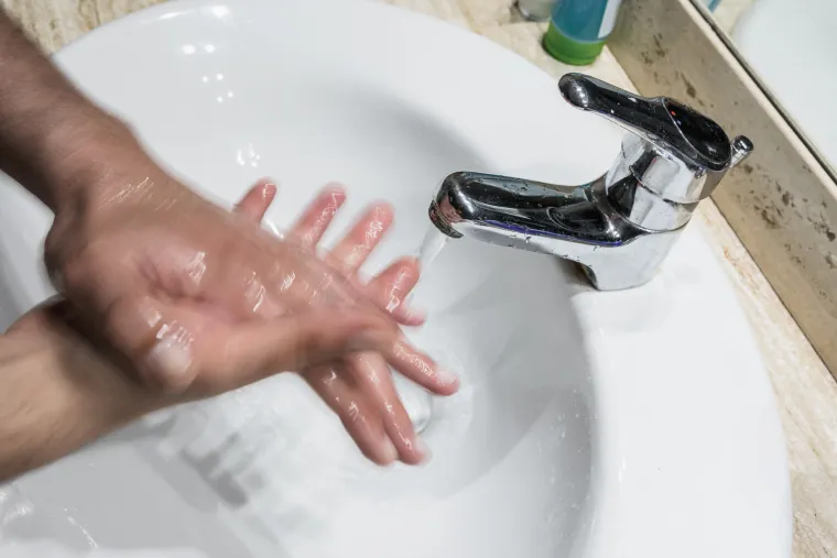 Kako se ne biste zarazili E. coli, redovito održavajte osobnu higijenu te ruke često perite sapunom, a posebice prije pripreme i serviranja hrane te prije jela.