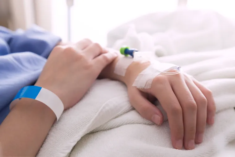 Također, mogu se javiti asimptomatski slučajevi. Kod djece do pet godina i starijih osoba, može doći do tzv. hemolitičko-uremijskog sindroma (HUS-a) koji karakterizira zatajenje bubrega i trombocitička trombocitopenična purpura (TTP) tj. stvaranje ugrušaka krvi u malim krvnim žilama. Ovaj tip bolesti prati visoka smrtnost, napominju iz HZJZ-a.