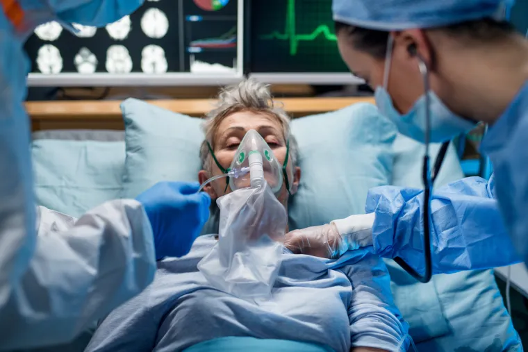 Infekcija E. coli mokraćnog sustava najčešće se liječi antibioticima, a proljev izazvan nekim od sojeva te bakterije liječi se simptomatski uz nadoknadu tekućine i elektrolita. Hemolitičko-uremijski sindrom tretira se u bolnicama u jedinicama intenzivne njege jer su pacijentima potrebne česte transfuzije krvi i bubrežna dijaliza. Kod stvaranja apscesa (nakupine gnoja) potreban je i kirurški zahvat.