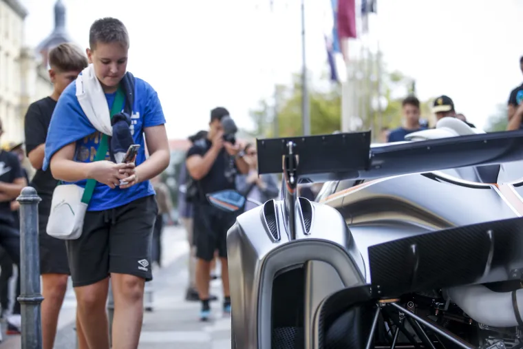 Ispred hotela Esplanade parkiran je supersportski automobil Pagani Huayra R, jedan od ukupno 30 proizvedenih primjeraka cija je cijena oko 3 milijuna eura. Automobil je izlozen ispred hotela u sklopu Supercar owners cluba 