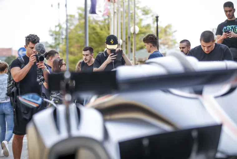 Ispred hotela Esplanade parkiran je supersportski automobil Pagani Huayra R, jedan od ukupno 30 proizvedenih primjeraka cija je cijena oko 3 milijuna eura. Automobil je izlozen ispred hotela u sklopu Supercar owners cluba