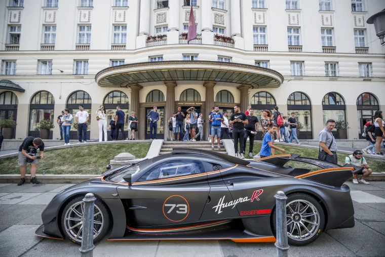Ispred hotela Esplanade parkiran je supersportski automobil Pagani Huayra R, jedan od ukupno 30 proizvedenih primjeraka cija je cijena oko 3 milijuna eura. Automobil je izlozen ispred hotela u sklopu Supercar owners cluba 