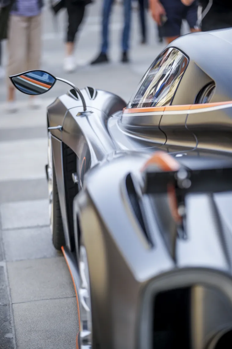 Ispred hotela Esplanade parkiran je supersportski automobil Pagani Huayra R, jedan od ukupno 30 proizvedenih primjeraka cija je cijena oko 3 milijuna eura. Automobil je izlozen ispred hotela u sklopu Supercar owners cluba 