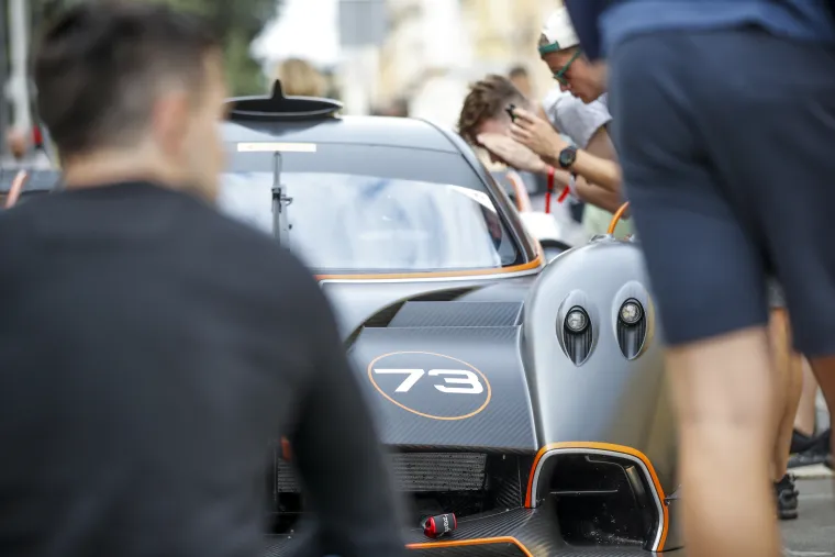 Ispred hotela Esplanade parkiran je supersportski automobil Pagani Huayra R, jedan od ukupno 30 proizvedenih primjeraka cija je cijena oko 3 milijuna eura. Automobil je izlozen ispred hotela u sklopu Supercar owners cluba 