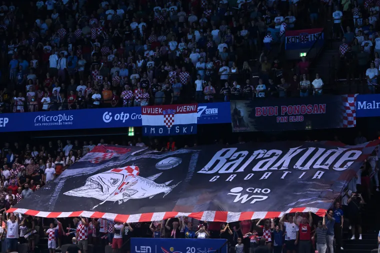 Pogledajte paklenu atmosferu u kojoj su hrvatski vaterpolisti izborili četvrtfinale Europskog prvenstva